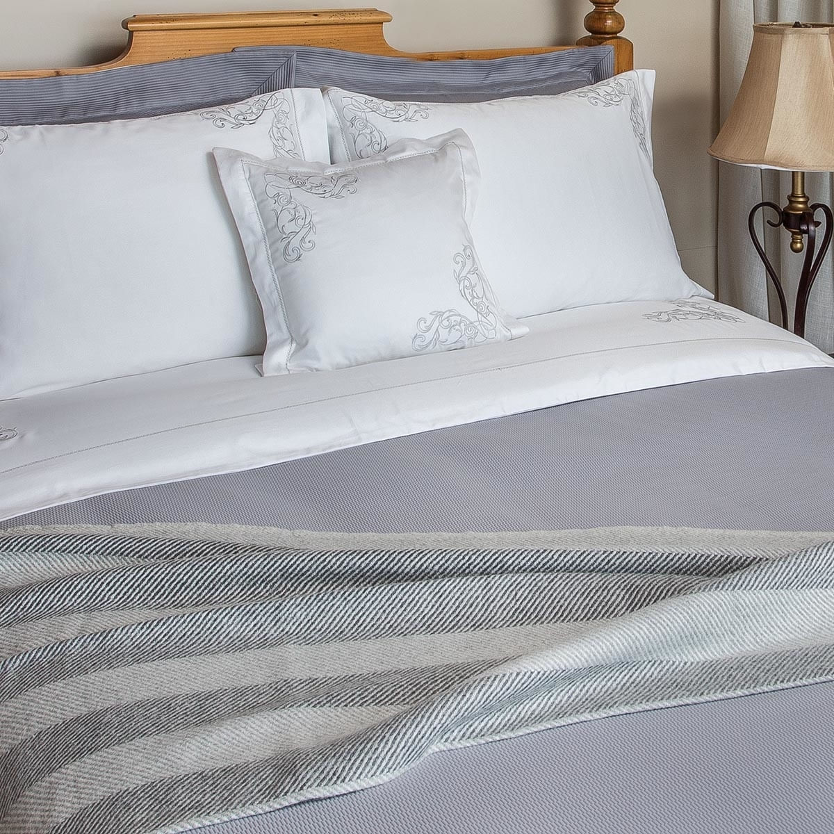 01050293_1142_2-COLCHA-COM-PORTA-TRAVESSEIRO-MONACO