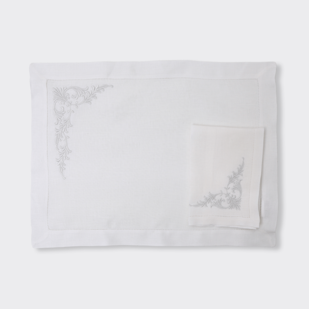 JOGO-AMERICANO-COM-GUARDANAPO-BRANCO-PRATA