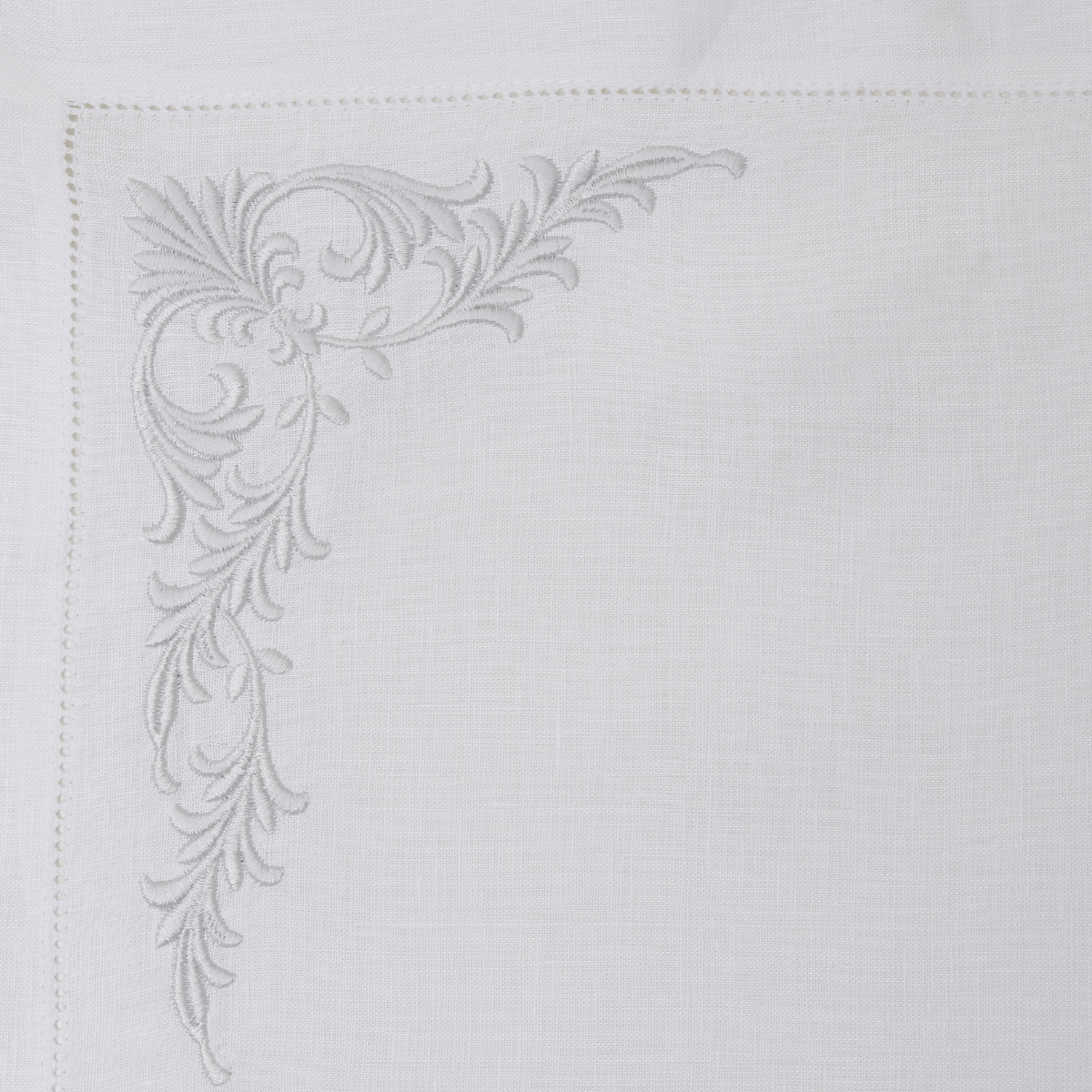 JOGO-AMERICANO-COM-GUARDANAPO-BRANCO-PRATA