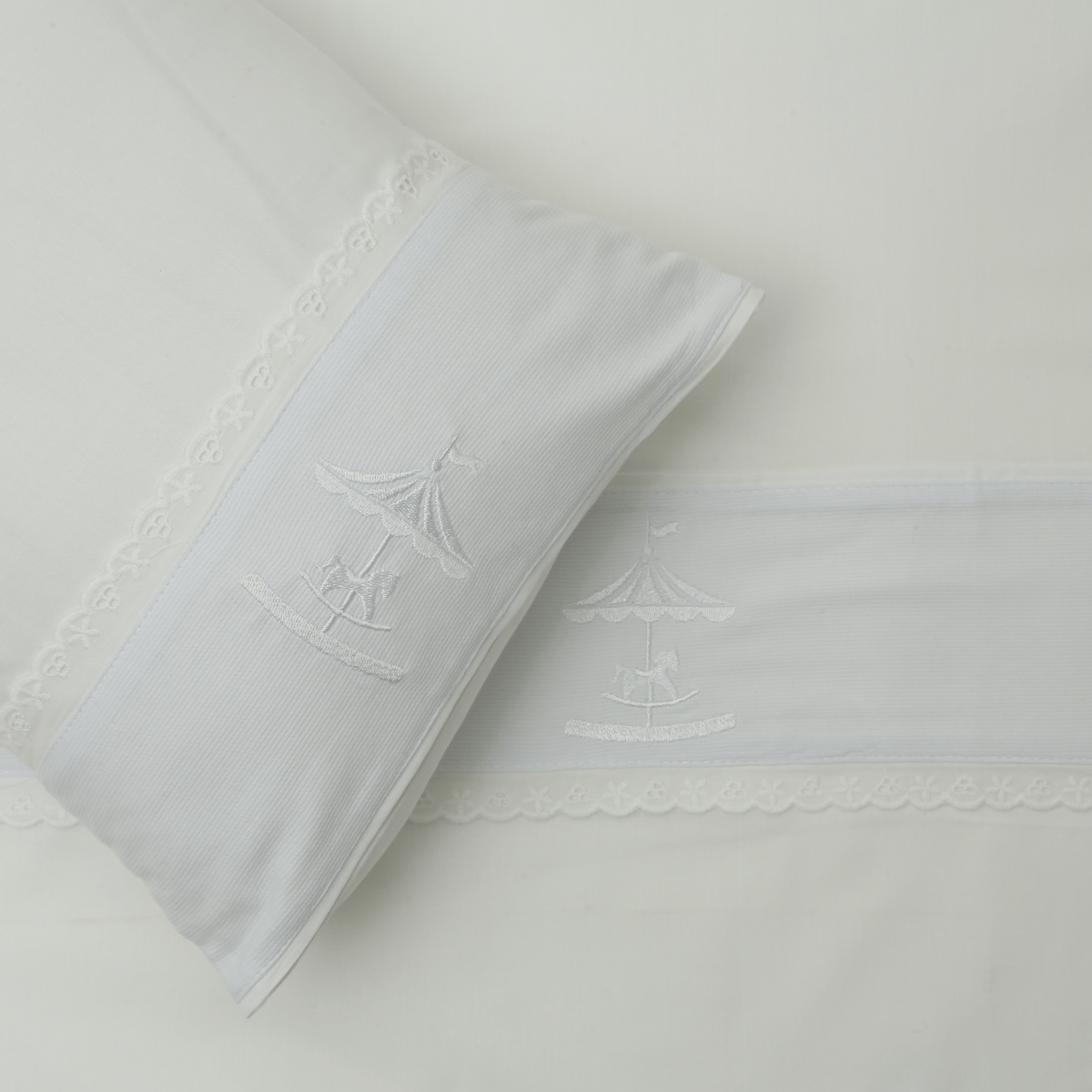 07.03.0227-JOGO-DE-LENCOL-DE-CARRINHO-CAVALINHO-BRANCO-