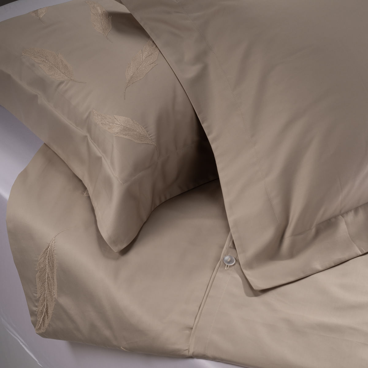 01-02-0787--CAPA-DE-EDREDOM-320-FIOS-RELVA-AREIA-CAQUI---2-