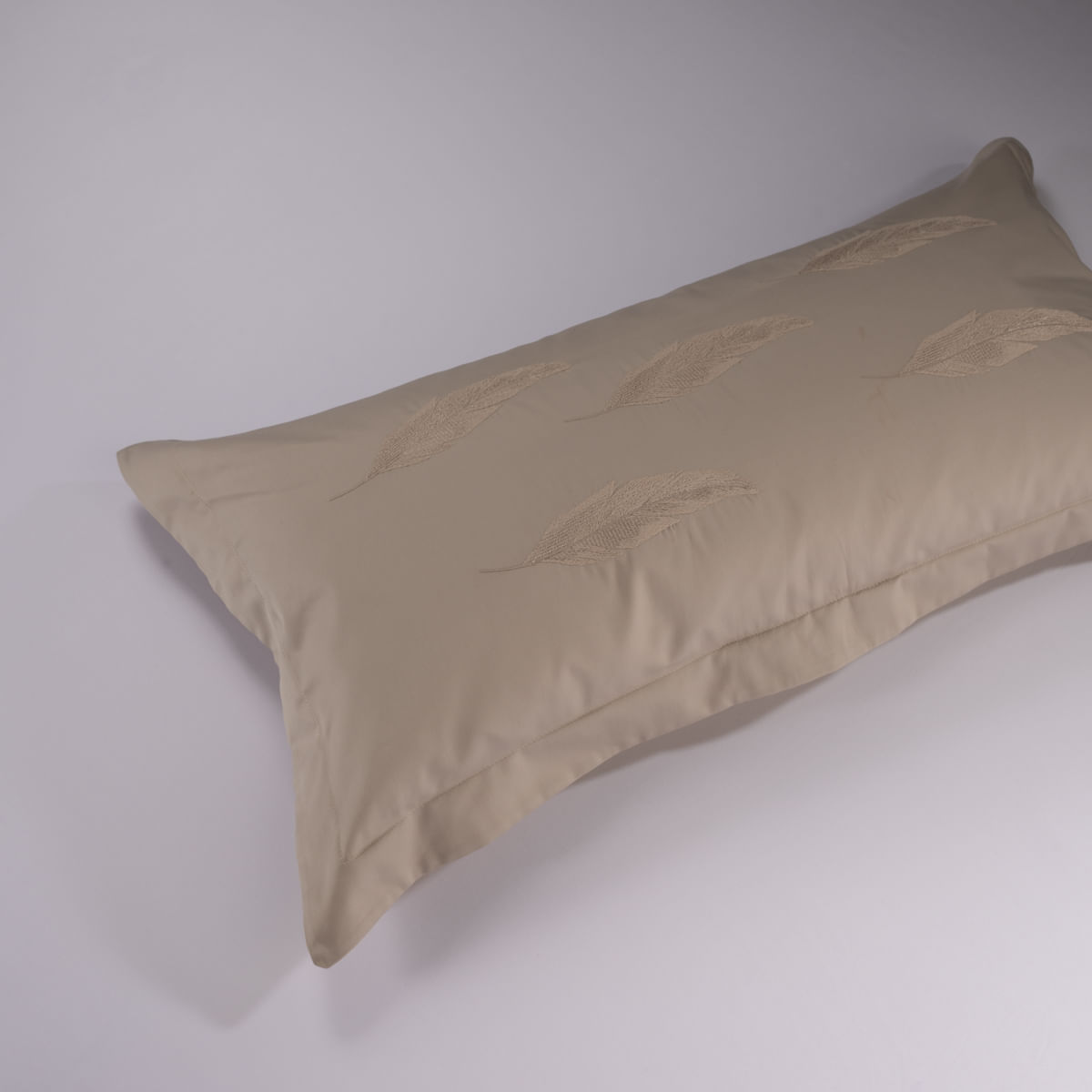 01-01-0520-CAPA-DE-ALMOFADA-320-FIOS-RELVA-AREIA-CAQUI-1