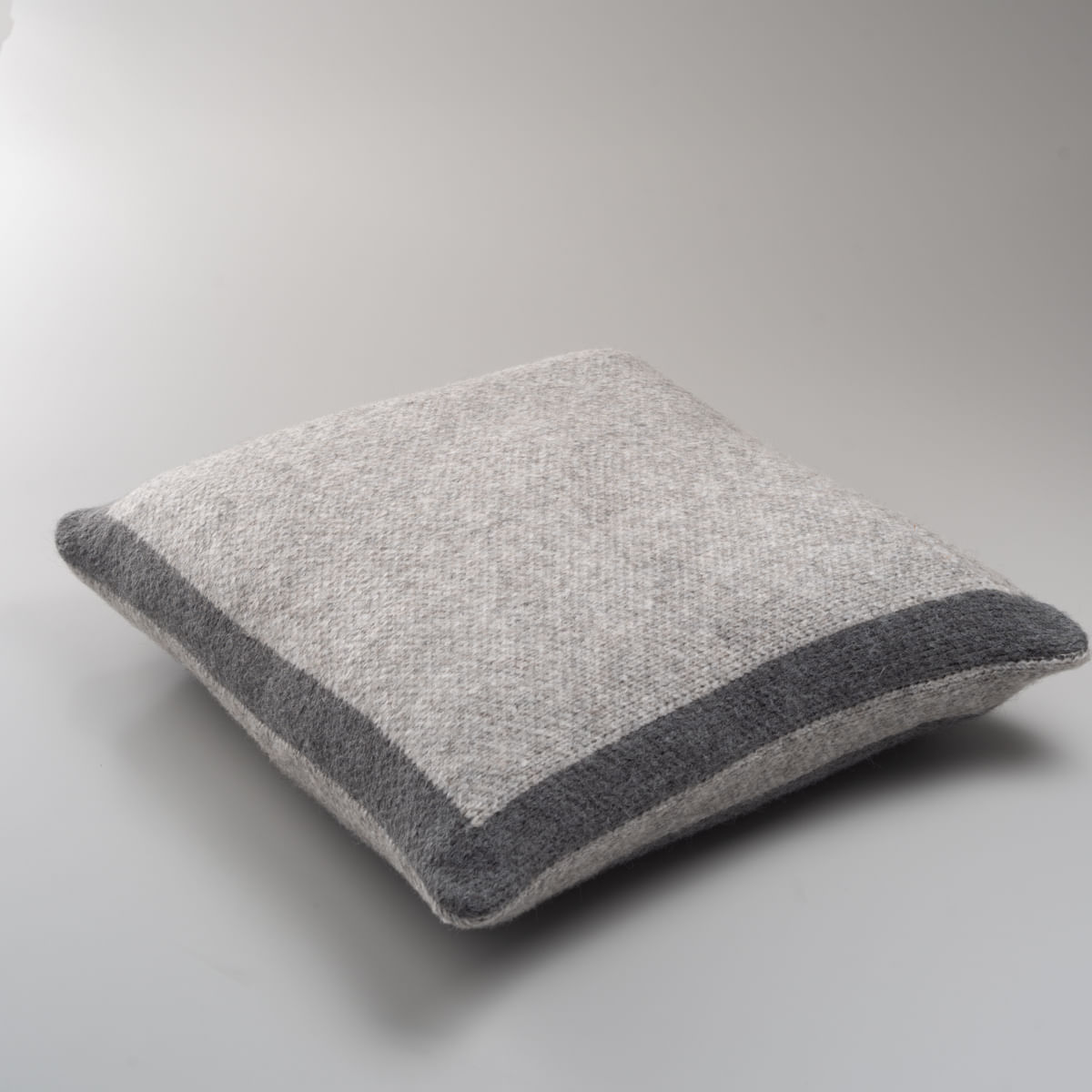 01-01-0521-CAPA-DE-ALMOFADA-INSIGHT-CINZA-CLARO-CINZA-ESCURO-