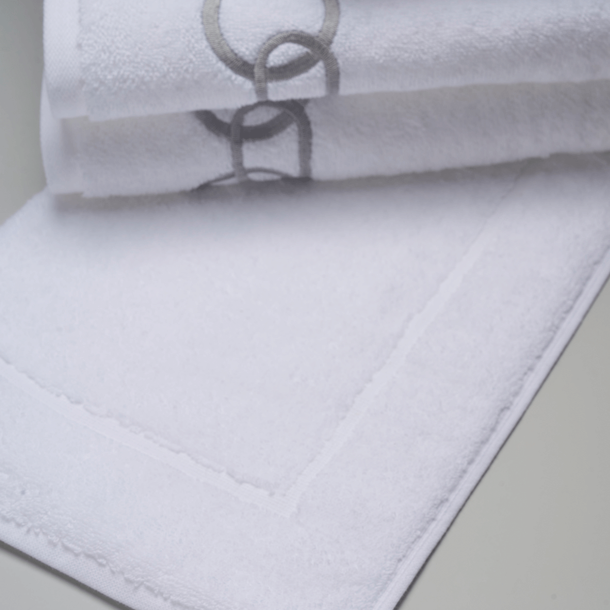 03-02-0082-Jogo-de-Banho-Entrelace-Branco-Prata-1