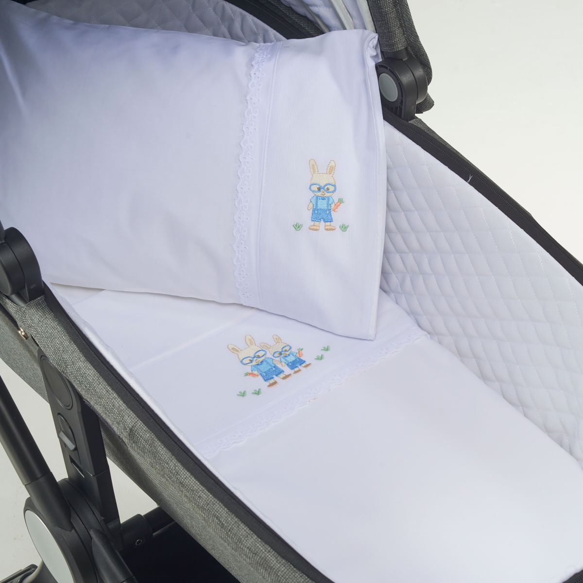 07-03-0254-Jogo-de-Lencol-de-Carrinho-Coelho-Oculos-Branco-Azul