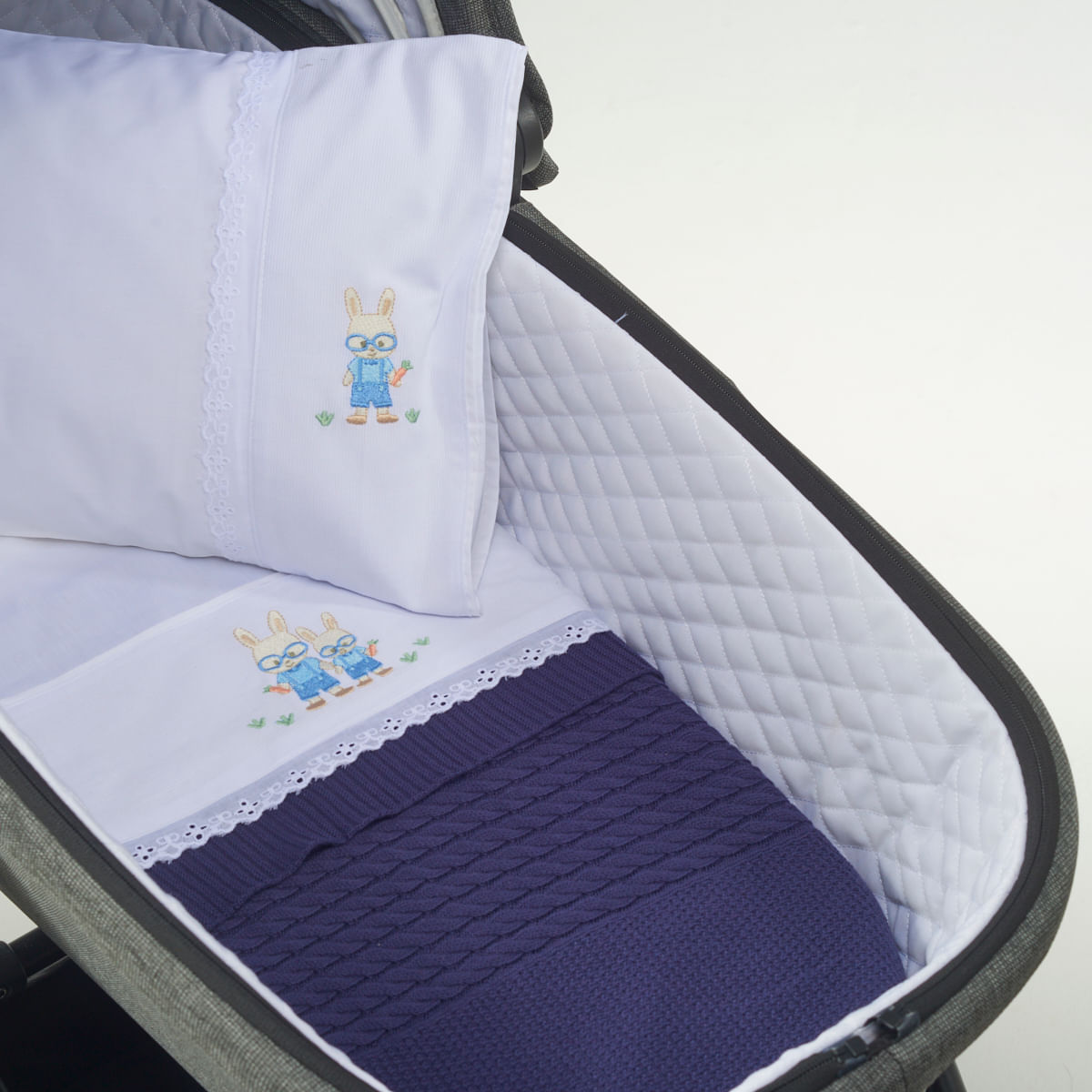 07-03-0254-Jogo-de-Lencol-de-Carrinho-Coelho-Oculos-Branco-Azul