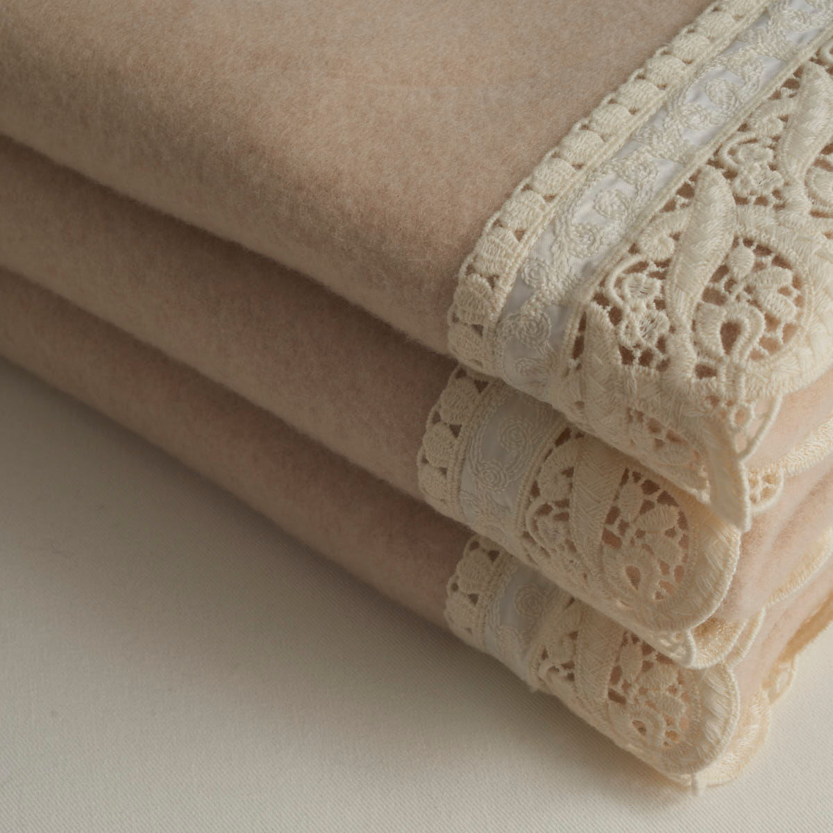 Cobertor-Italiano-Anastasia-Bege-Marfim-