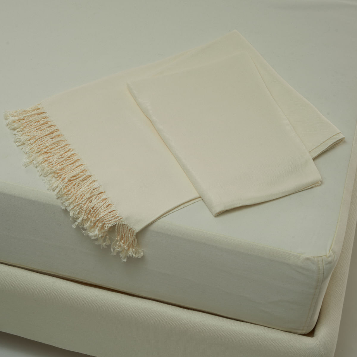 01-14-0062-Manta-Milly-Toque-Cashmere-Offwhite-