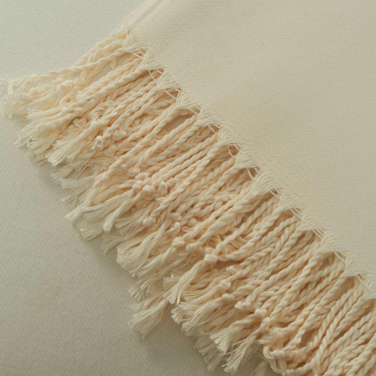 01-14-0062-Manta-Milly-Toque-Cashmere-Offwhite-