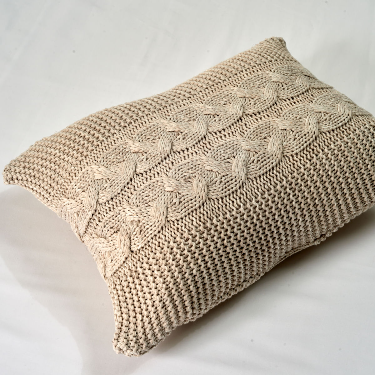 01-01-0082-Capa-deAlmofada-Tricot-Tresage-Amendoa