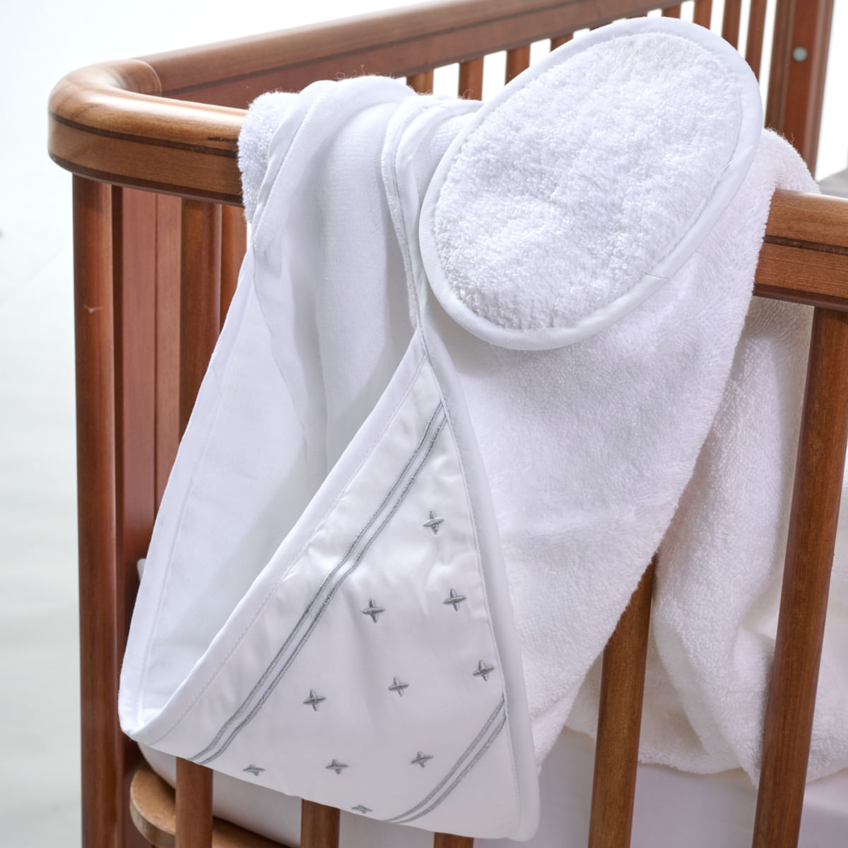 07-02-0156-Toalha-de-Banho-com-Capuz-Branco-Cinza-001