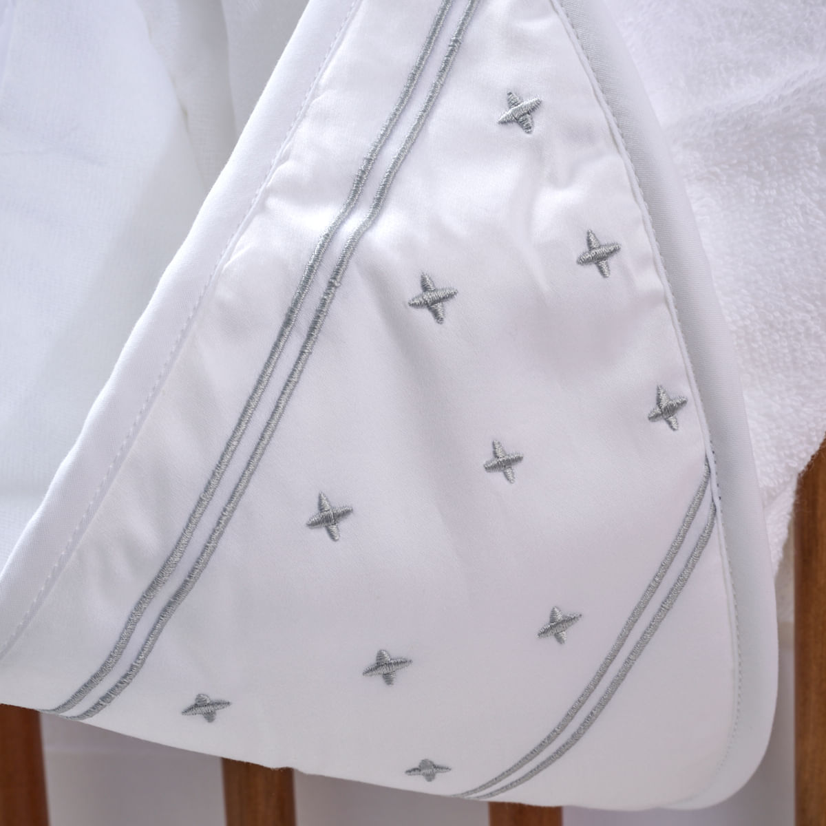 07-02-0156-Toalha-de-Banho-com-Capuz-Branco-Cinza-001