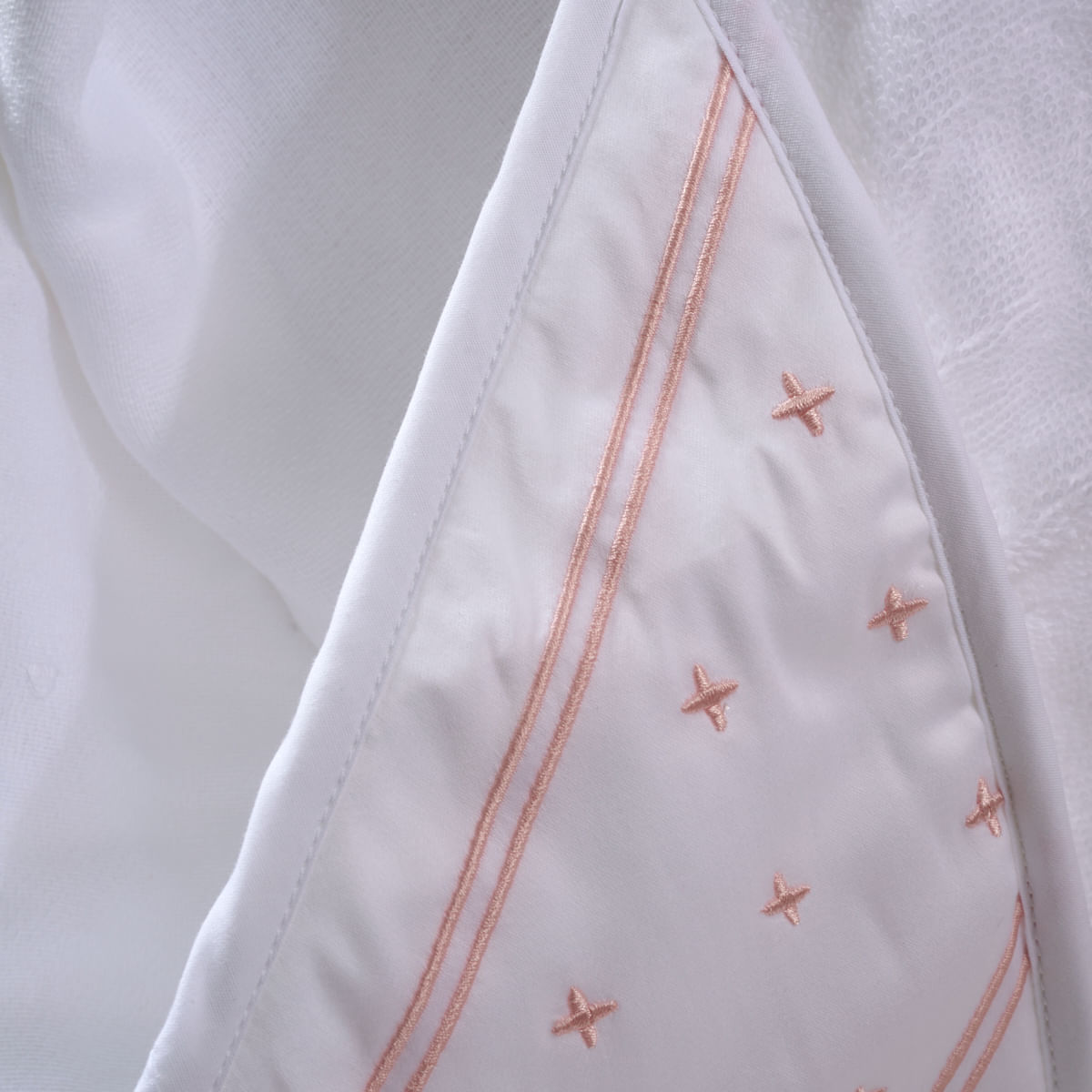 07-02-0156-Toalha-de-Banho-com-Capuz-Branco-Rose-001