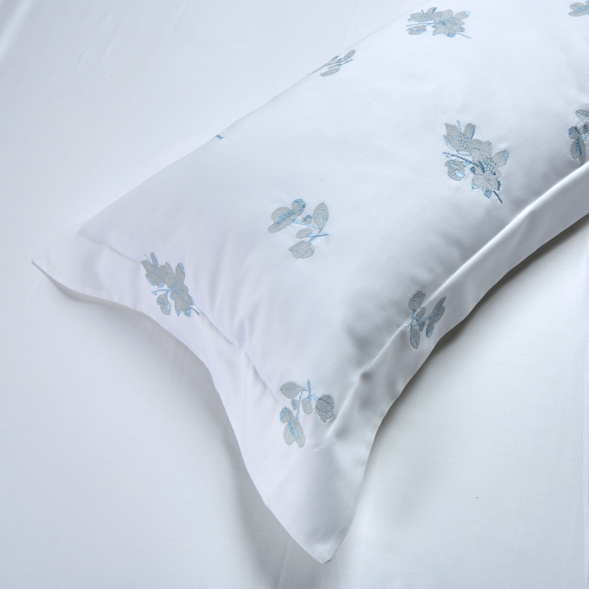 01-01-0531-Capa-de-Almofada-Cilliegia-Branco-Azul-