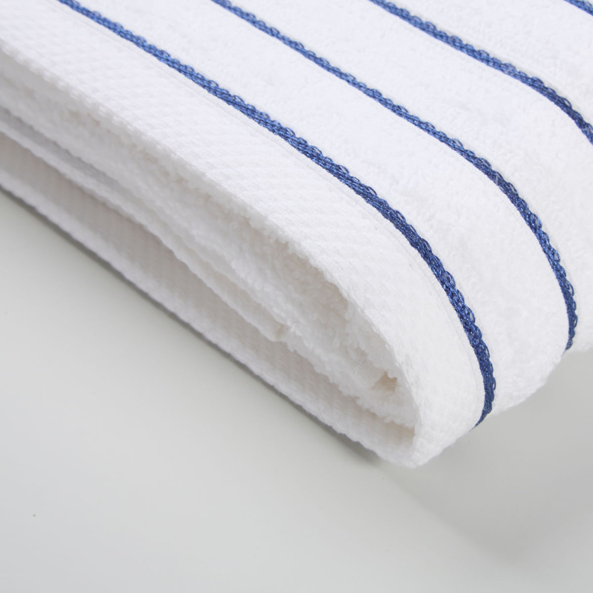 03-15-0006-Toalha-de-Banho-New-Stripes-Branco-Azul-Marinho-