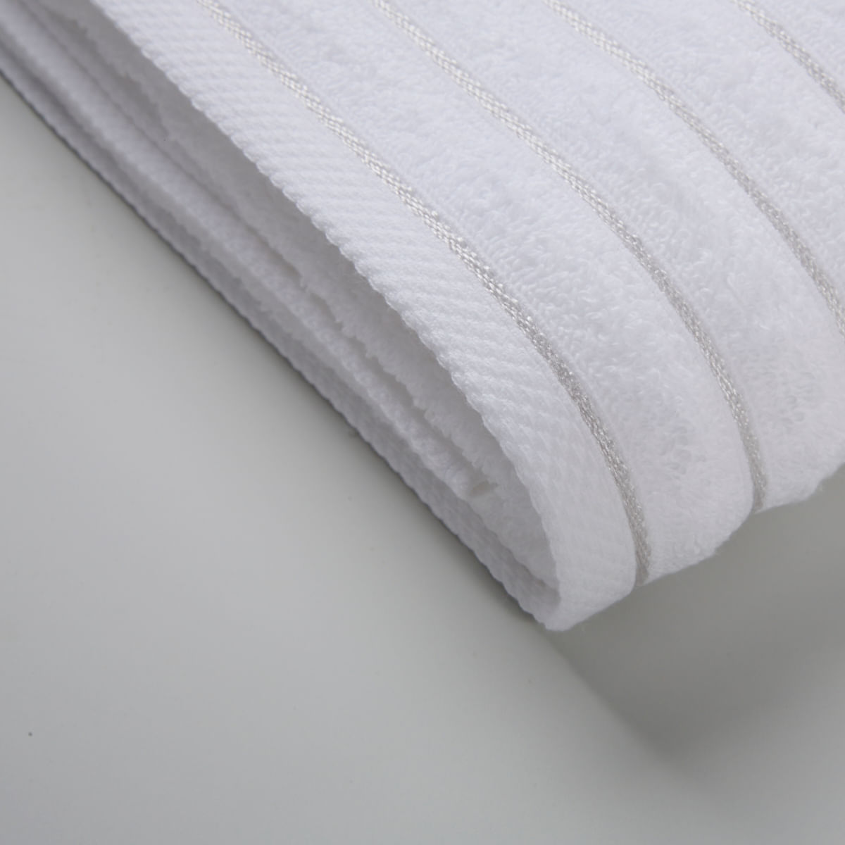 03-15-0006-Toalha-de-Banho-New-Stripes-Branco-Prata-