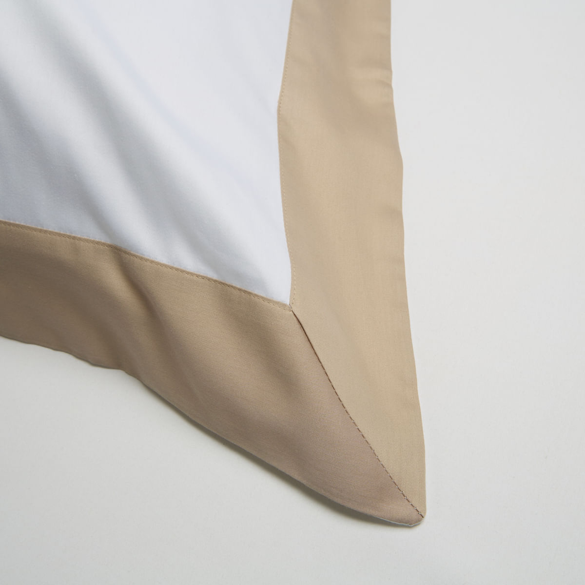 01-09-0080-Fronha-Constantine-300-fios-Branco-Nocciola