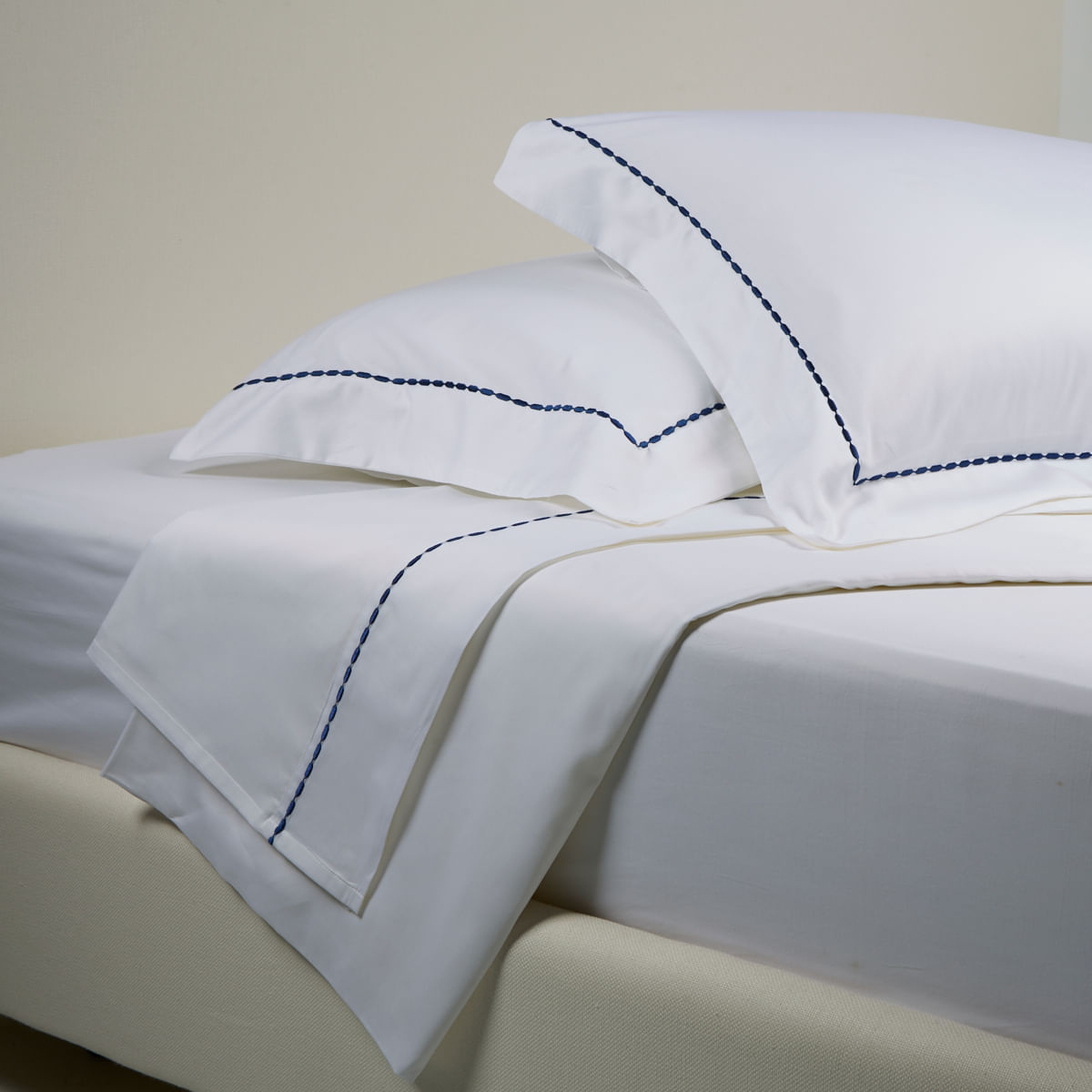 01-10-2308--Jogo-de-Lencol-New-Georgia-Branco-Marinho