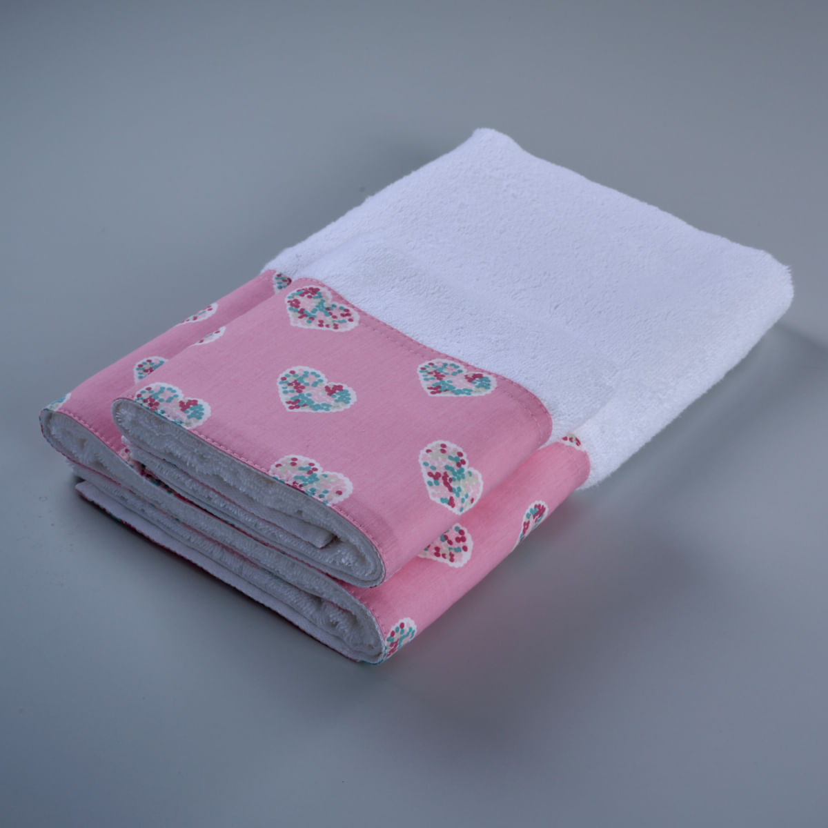 07-02-0058-Kit-Banho-e-Rosto-Coracao-Branco-Rosa