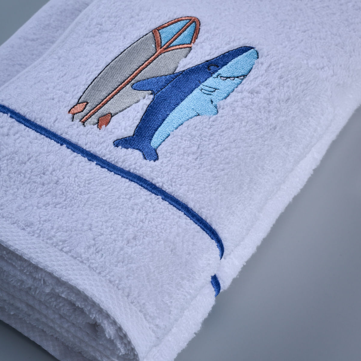 07-02-0169-Kit-Banho-e-Rosto-Surf-Shark-Branco-Azul-