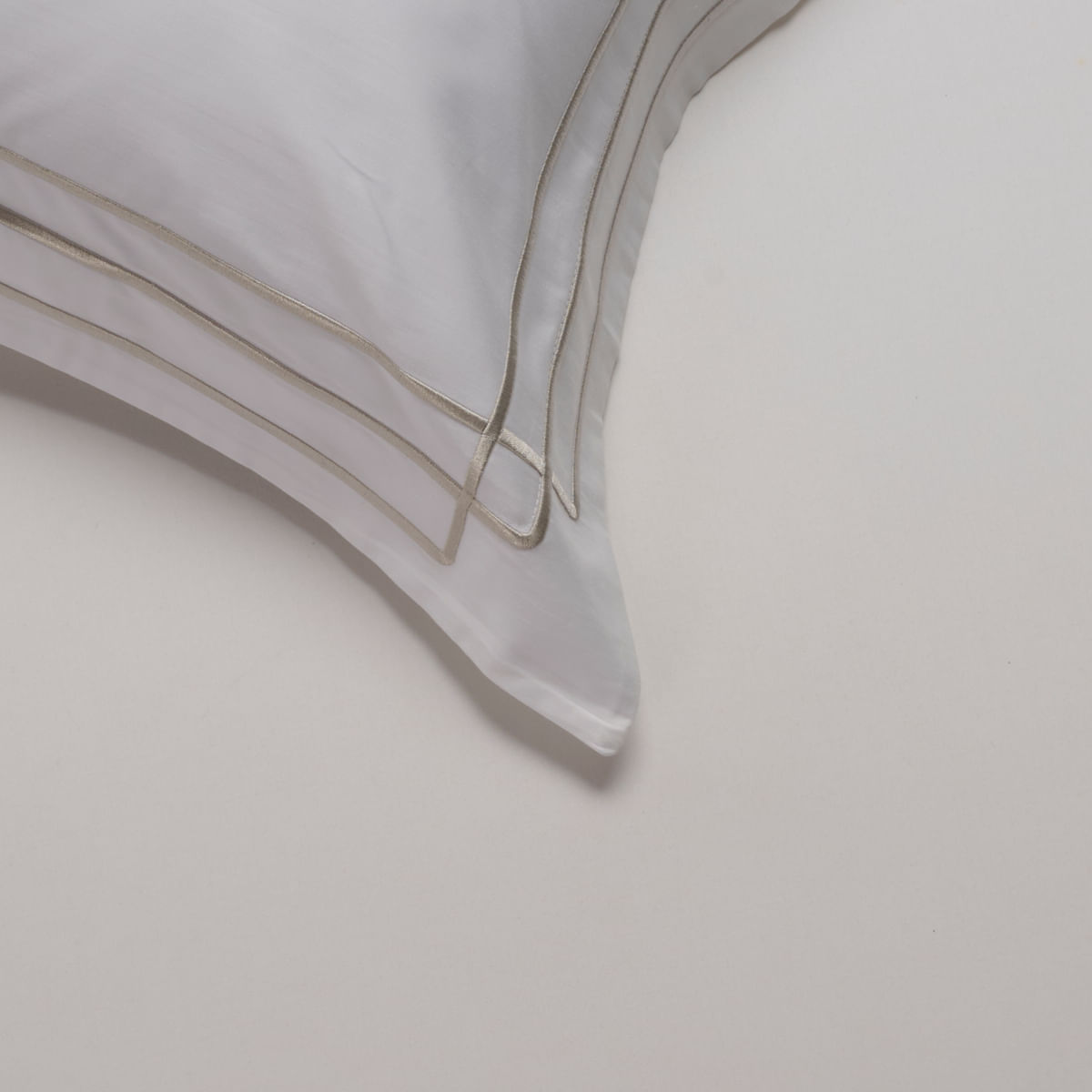 01-01-0495-Capa-de-Almofada-Unity-BrancoPrata-35-x-70-