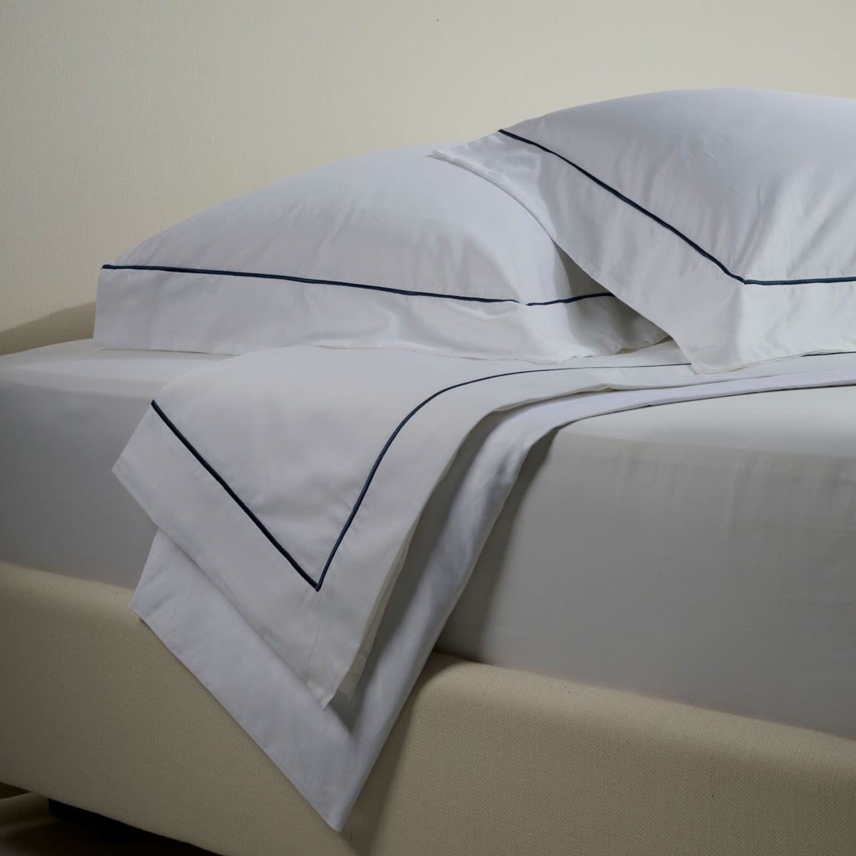 01-10-2027--Jogo-de-Lencol-Hotel-Design-Branco-Marinho