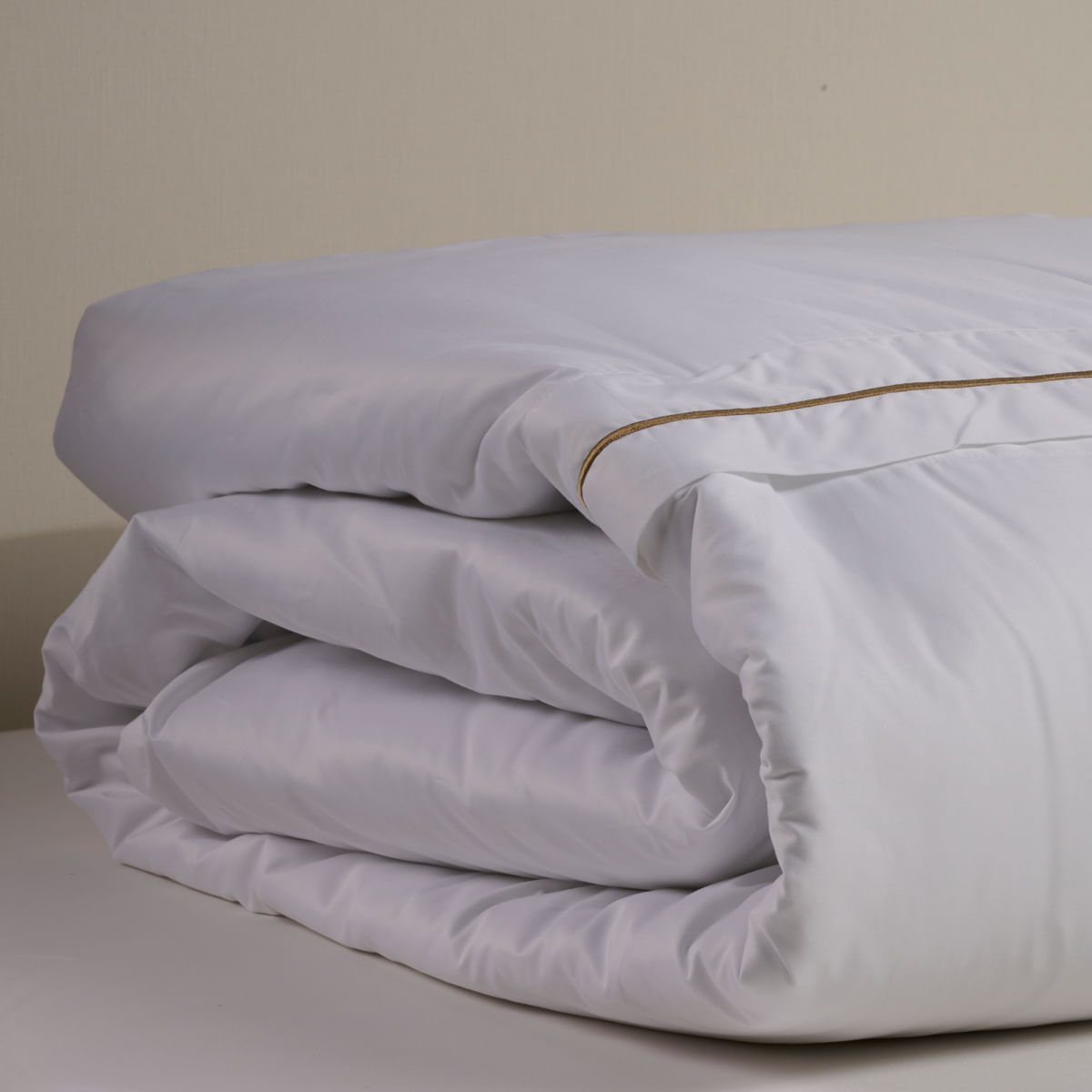 01-02-0707-Capa-de-Edredom-Hotel-Design-330-Fios-Branco-Caqui-