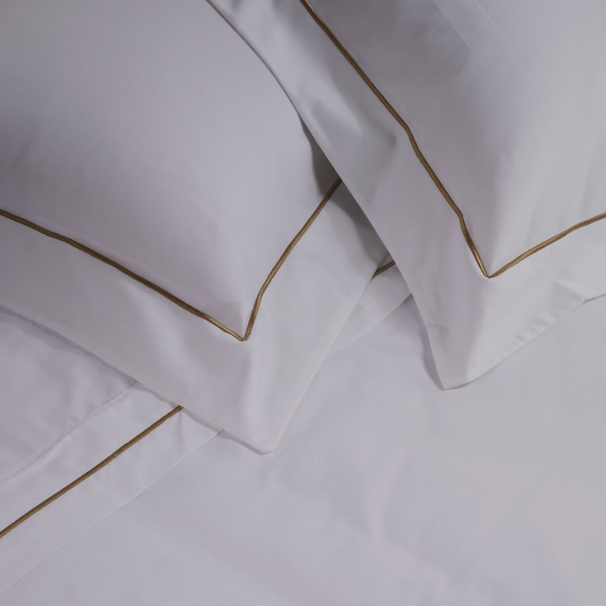 01-02-0707-Capa-de-Edredom-Hotel-Design-330-Fios-Branco-Caqui-