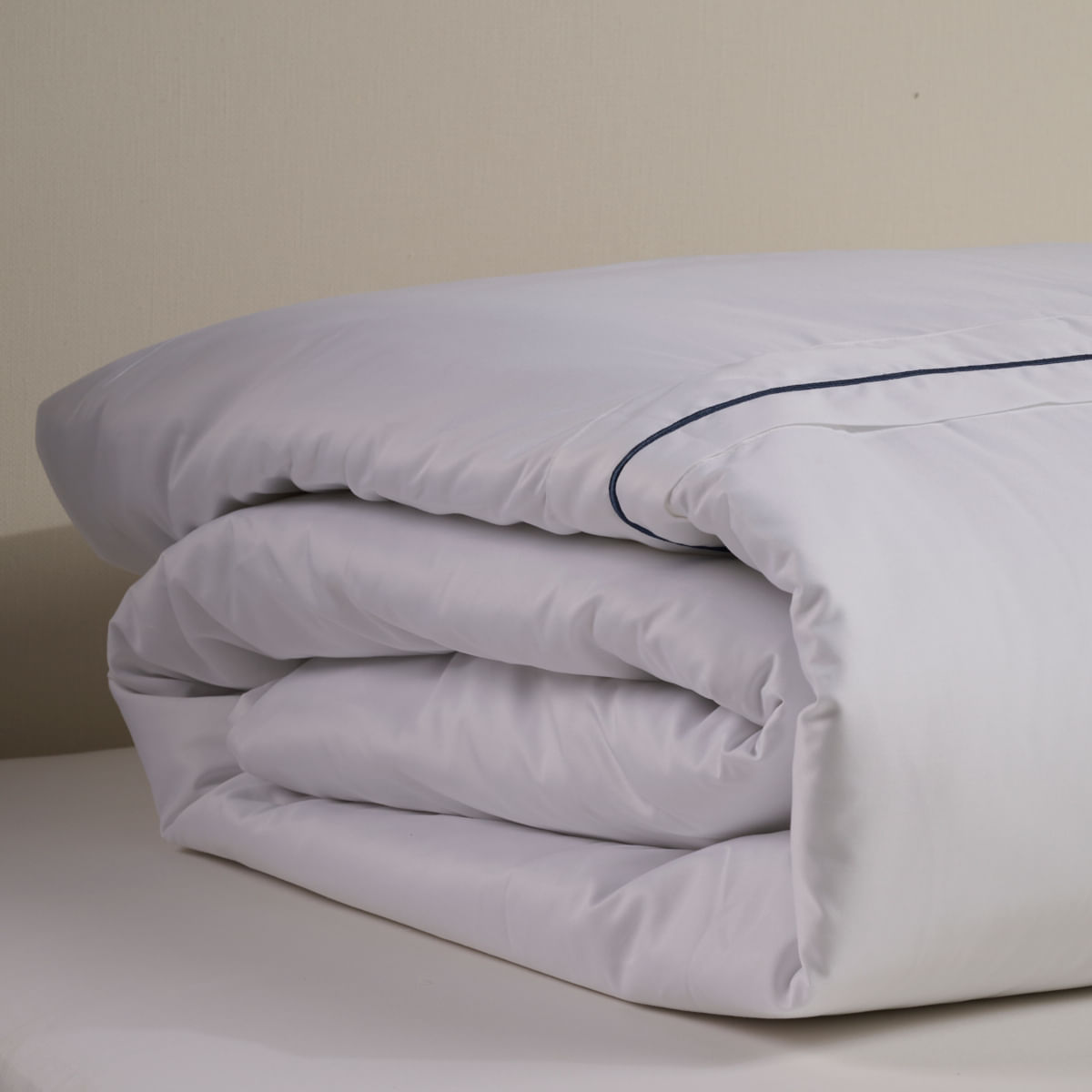 01-02-0707-Capa-de-Edredom-Hotel-Design-300-Fios-Branco-Marinho-