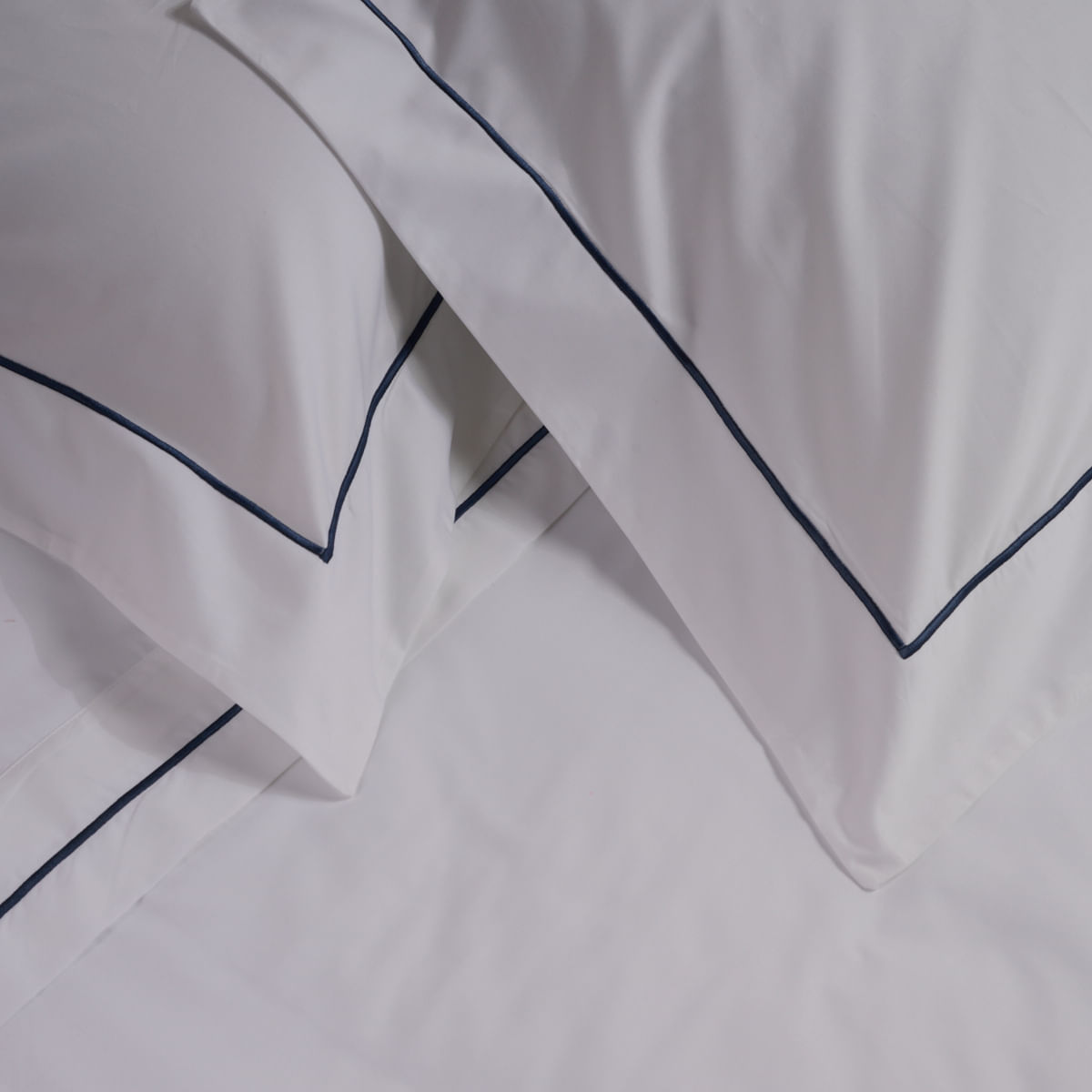 01-02-0707-Capa-de-Edredom-Hotel-Design-300-Fios-Branco-Marinho-