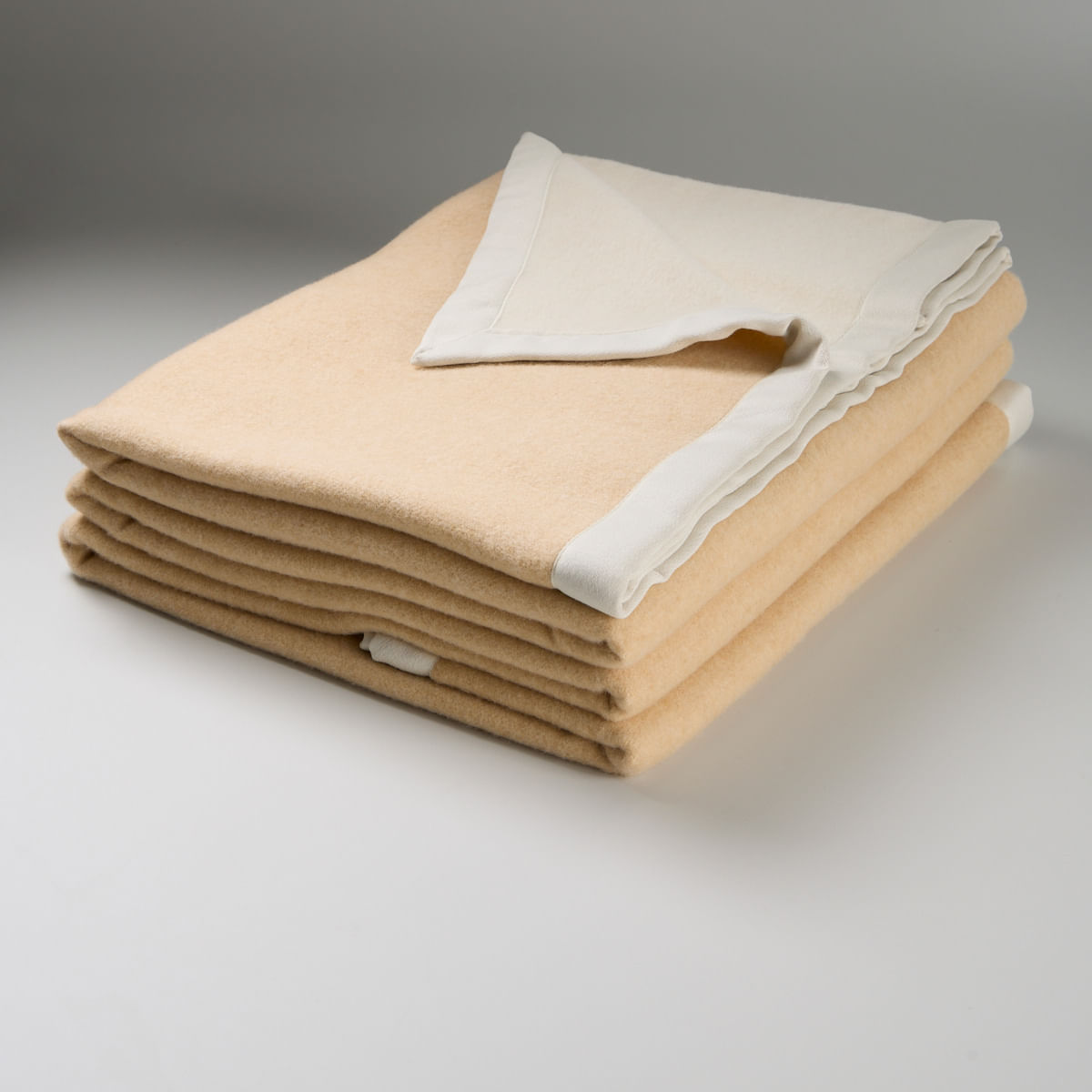 01-04-0102-Cobertor-Italiano-Bella-Bege-Branco-001