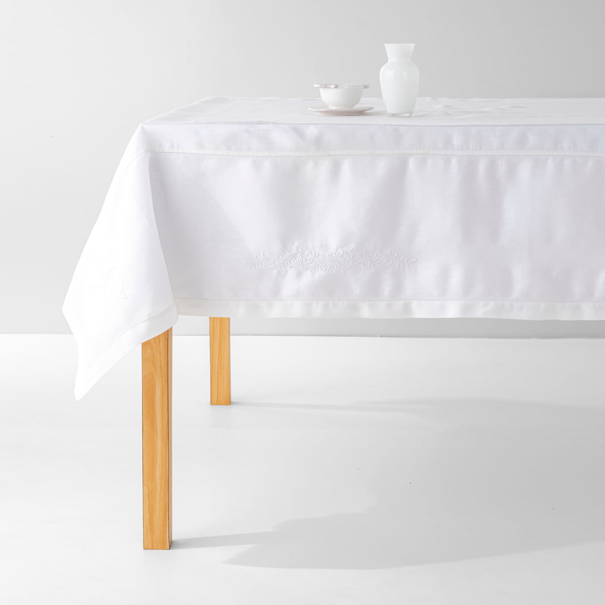 02-11-1480Toalha-de-Mesa-Adelaide-Branco-Branco-001.jpg