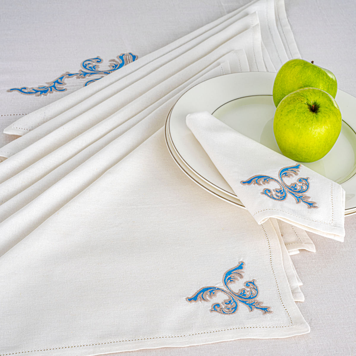 02-11-1166-Toalha-de-Mesa-Castel-Azul-Branco-003.jpg