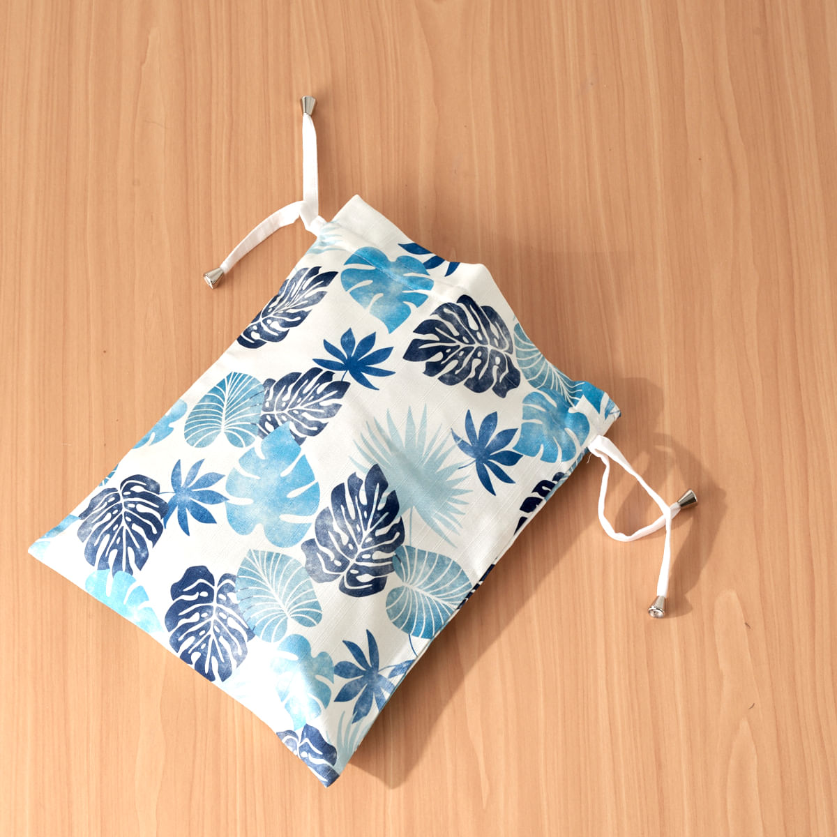 02-13-0020-Saco-de-Utensilios-Foliage-Branco-Azul-001.jpg