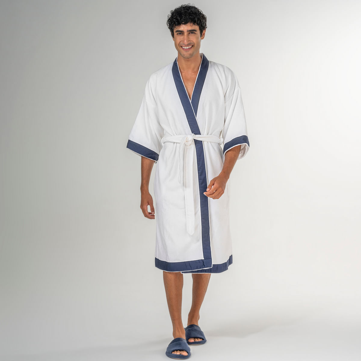 03-07-0165-Roupao-Aveludado-Vereda-Branco-Marinho---06-02-0037-Chinelo-Guilherme-Marinho-003