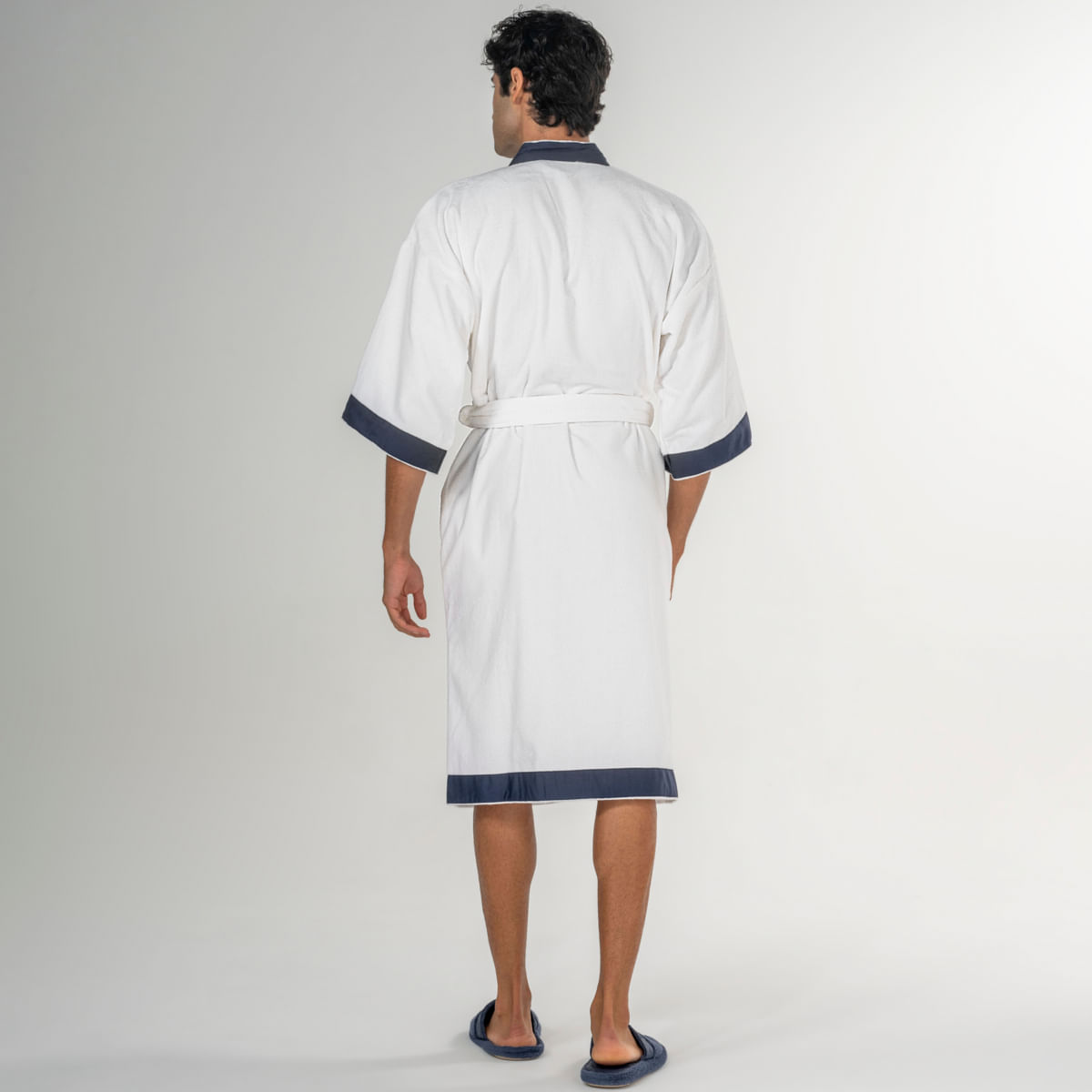 03-07-0165-Roupao-Aveludado-Vereda-Branco-Marinho---06-02-0037-Chinelo-Guilherme-Marinho-017