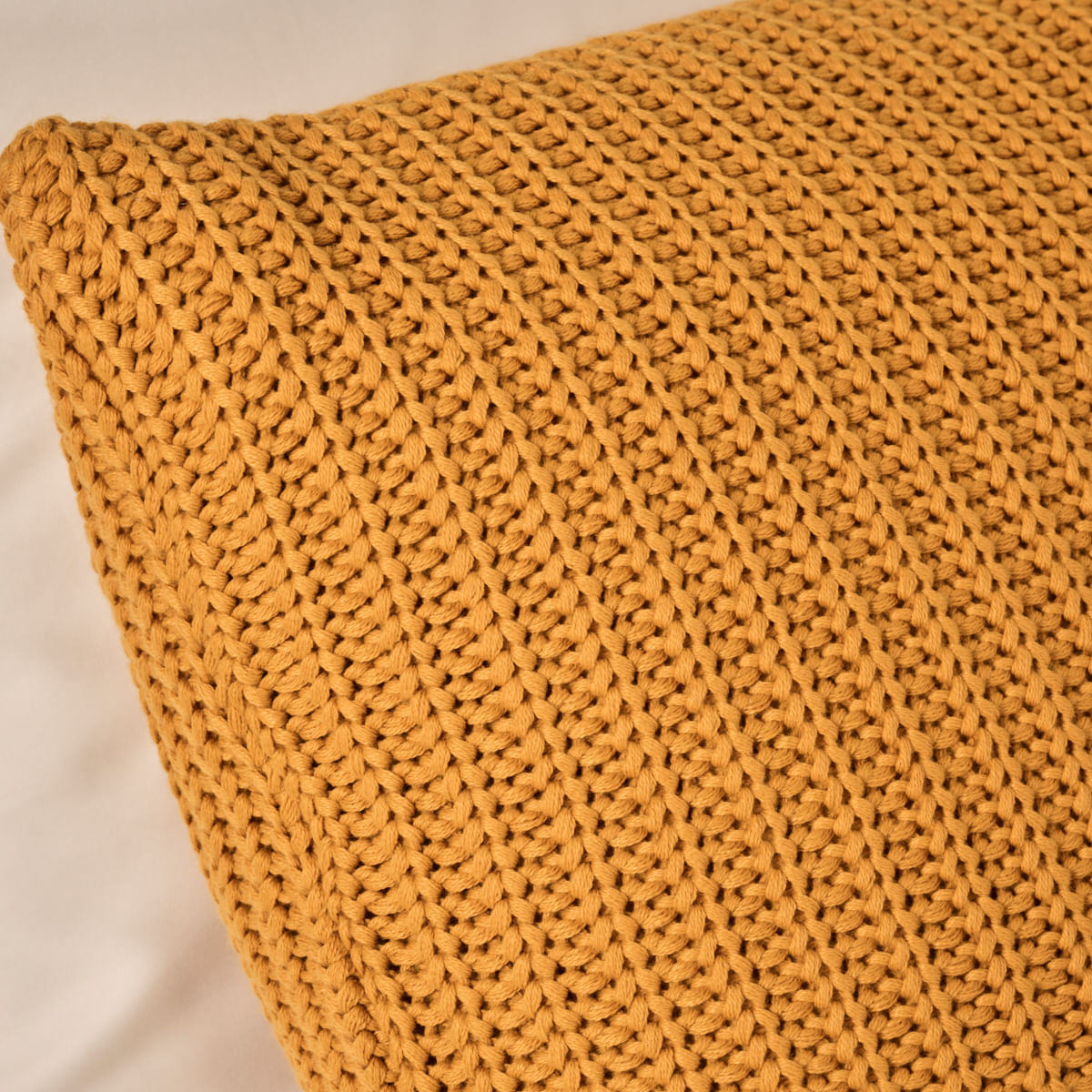 01-16-0179-Porta-Travesseiro-Tricot-Attuale-Amarela-003