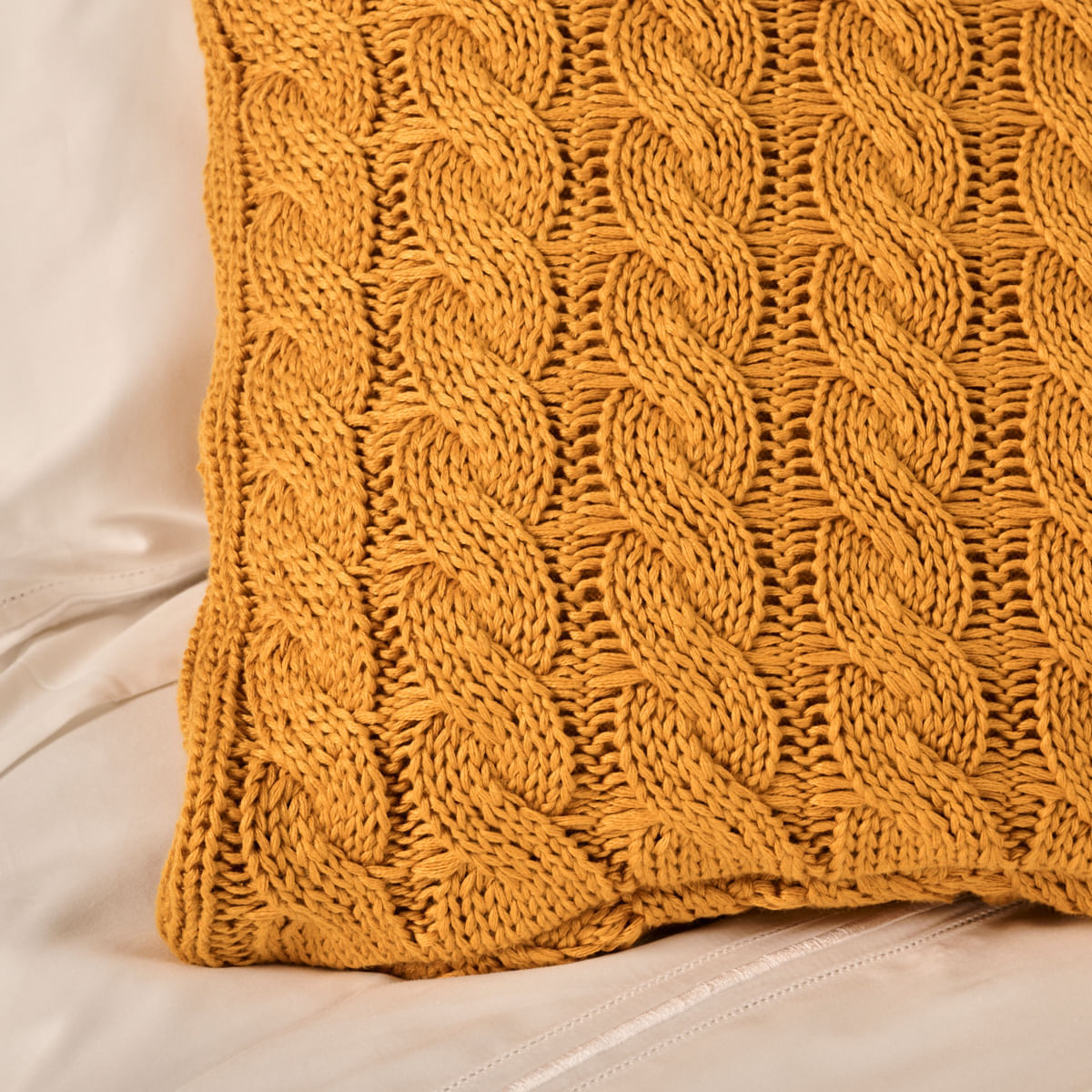 01-01-0477-Capa-de-Almofada-Tricot-Twist-Mostarda-003