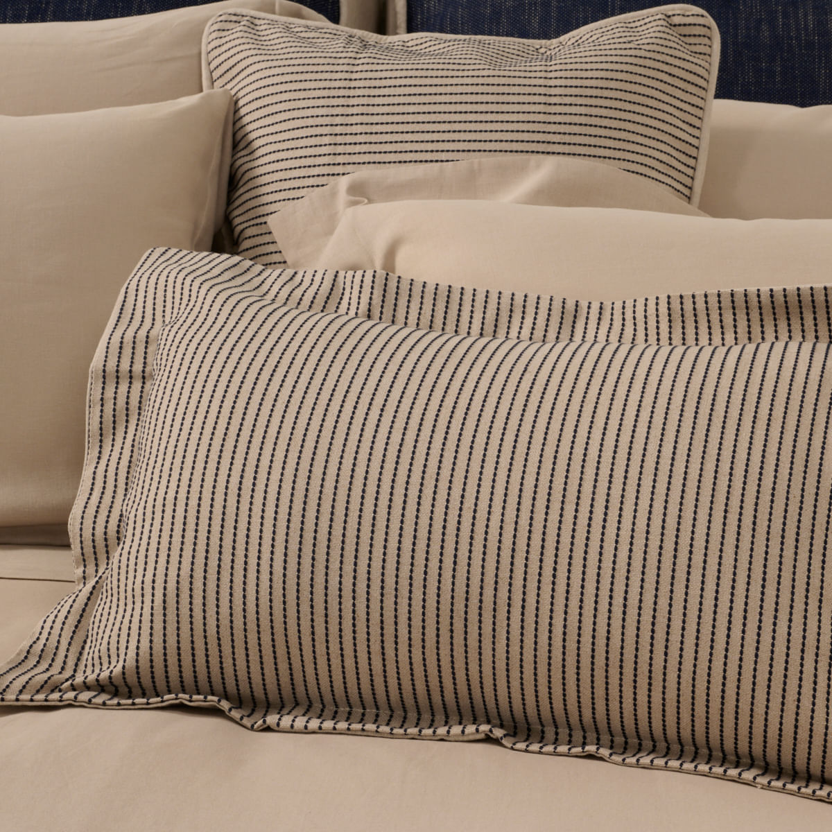 01-16-0182-Porta-Travesseiro-Cascades-50-x-70-Caqui-Marinho-002