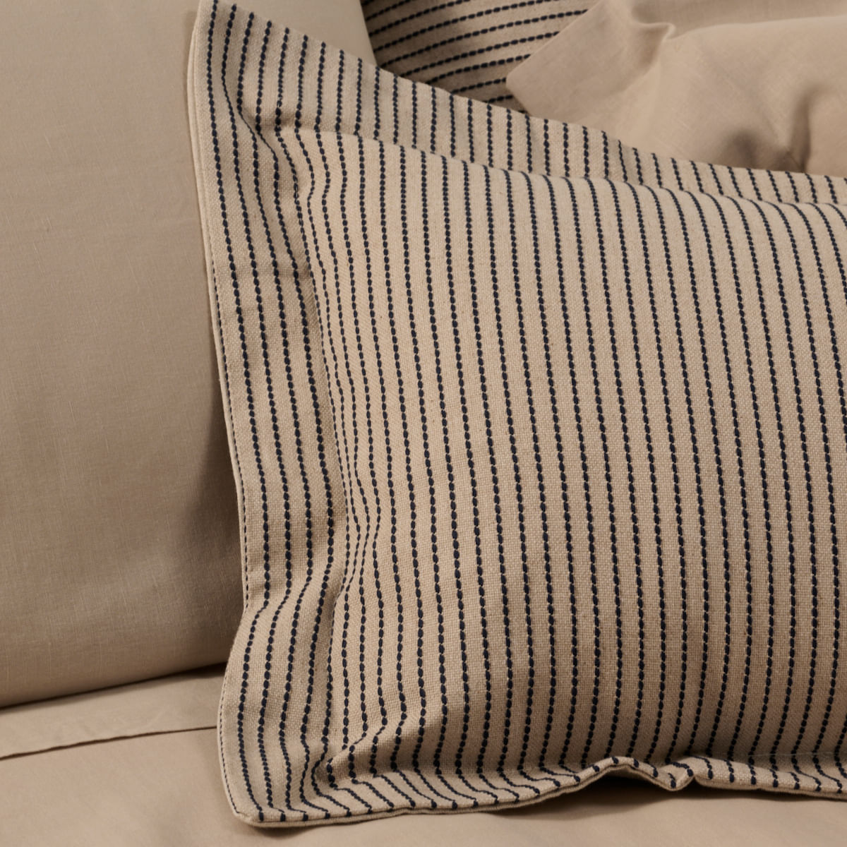 01-16-0182-Porta-Travesseiro-Cascades-50-x-70-Caqui-Marinho-003