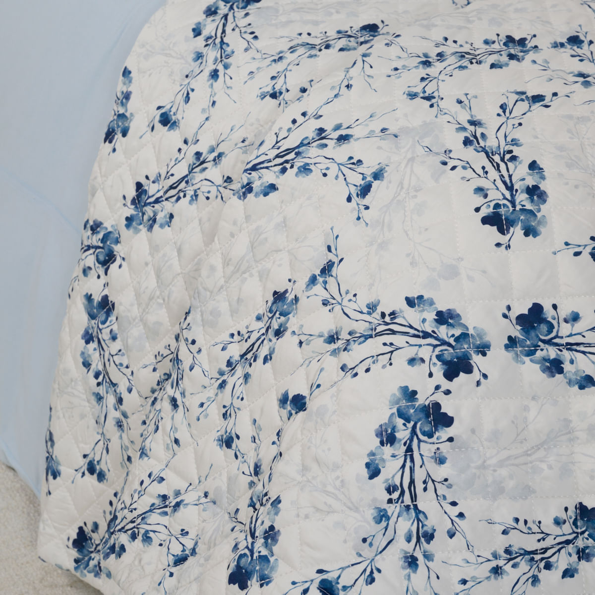 01-05-09-37-Colcha-Bambu-Sakura-Branco-Azul-Escuro-003