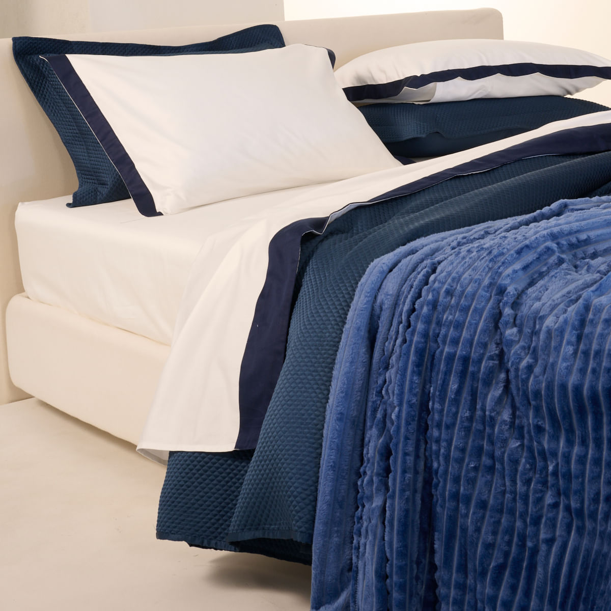 01-04-0112-Cobertor-Bernina-Azul-Marinho--002