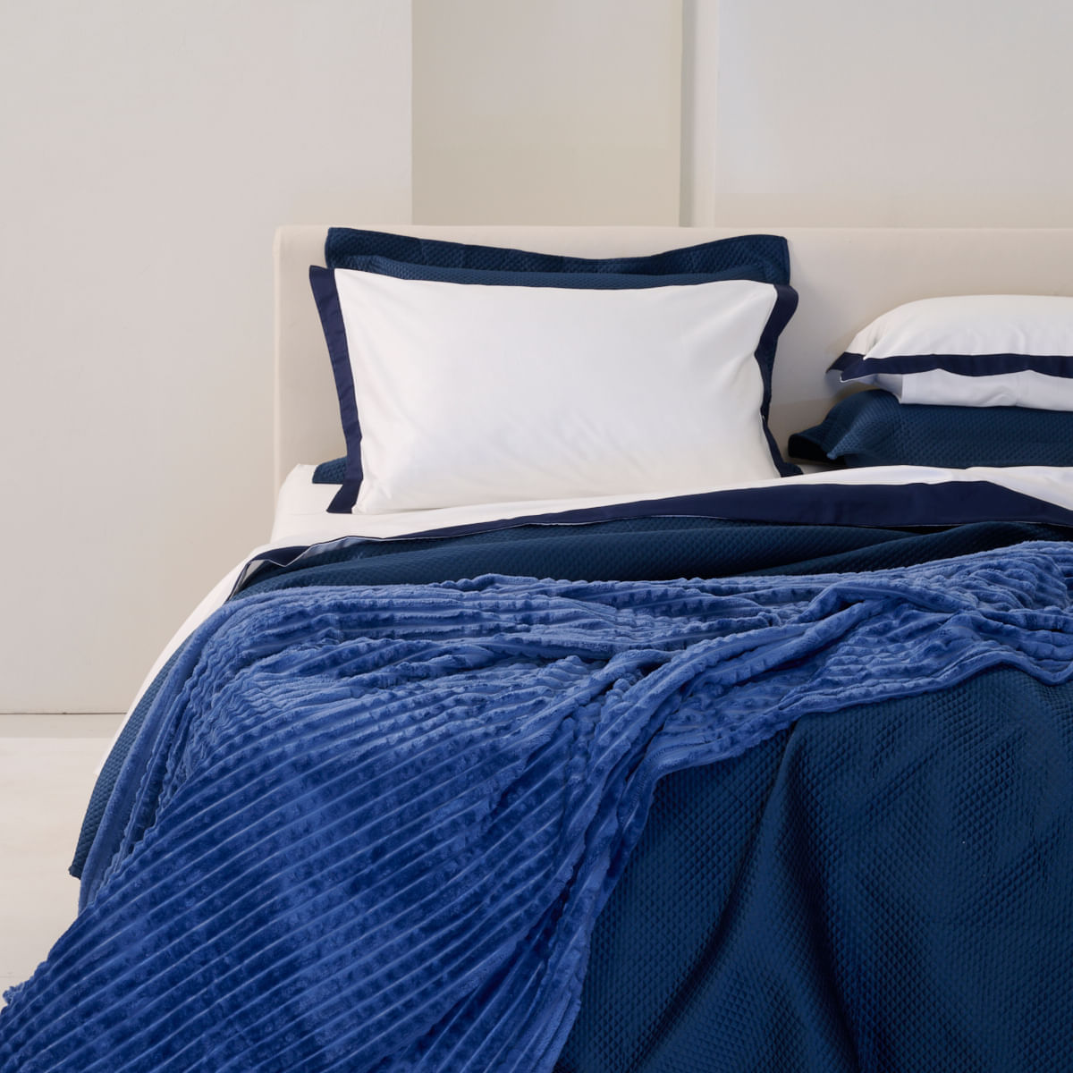 01-04-0112-Cobertor-Bernina-Azul-Marinho--001