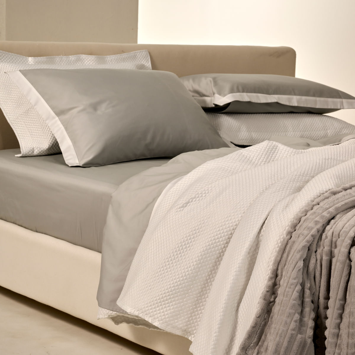 01-04-0112-Cobertor-Bernina-Cinza-002