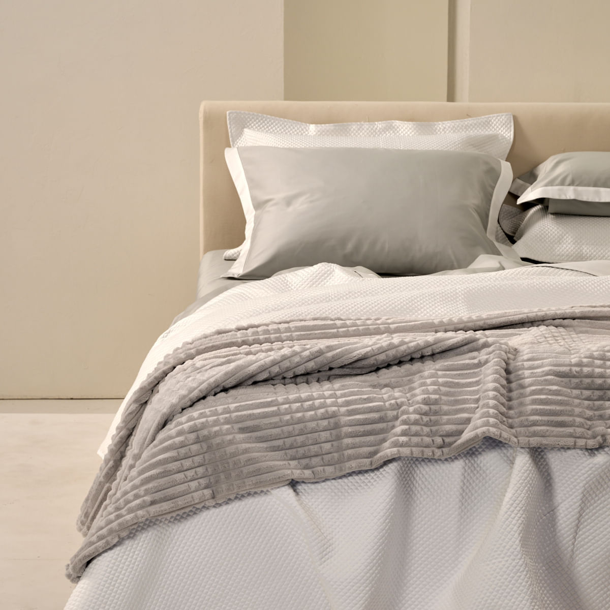 01-04-0112-Cobertor-Bernina-Cinza-001