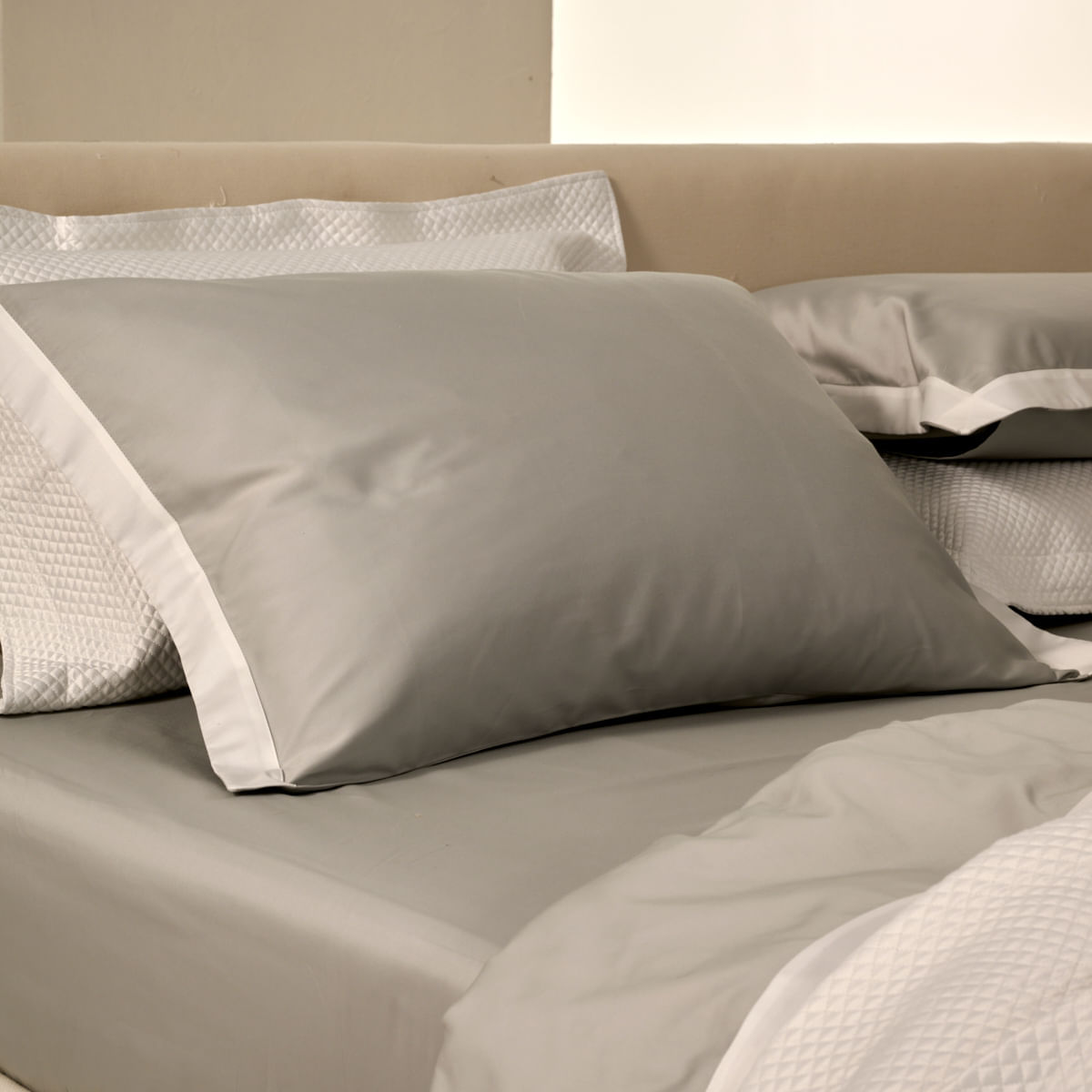 01-10-2137-Jogo-de-Lencol-Empire-Prata-Branco-003