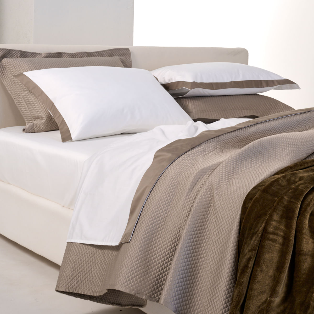 01-10-2137-Jogo-de-lencol-Empire-Branco-Caqui--002