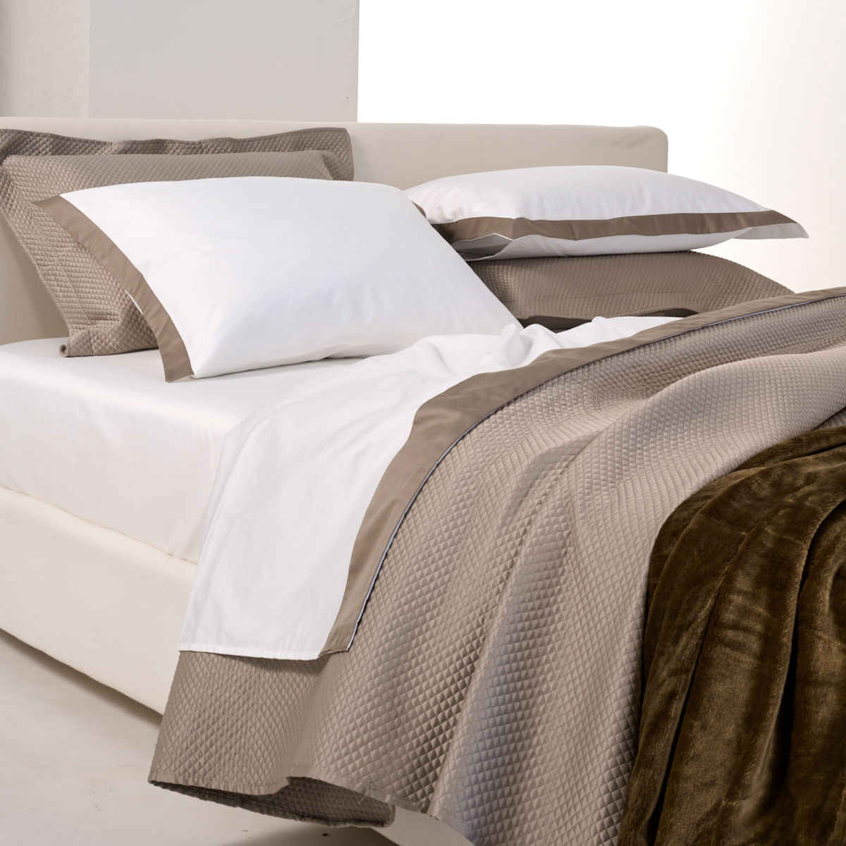 01-09-0637-Fronha-Empire-Branco-Caqui-002