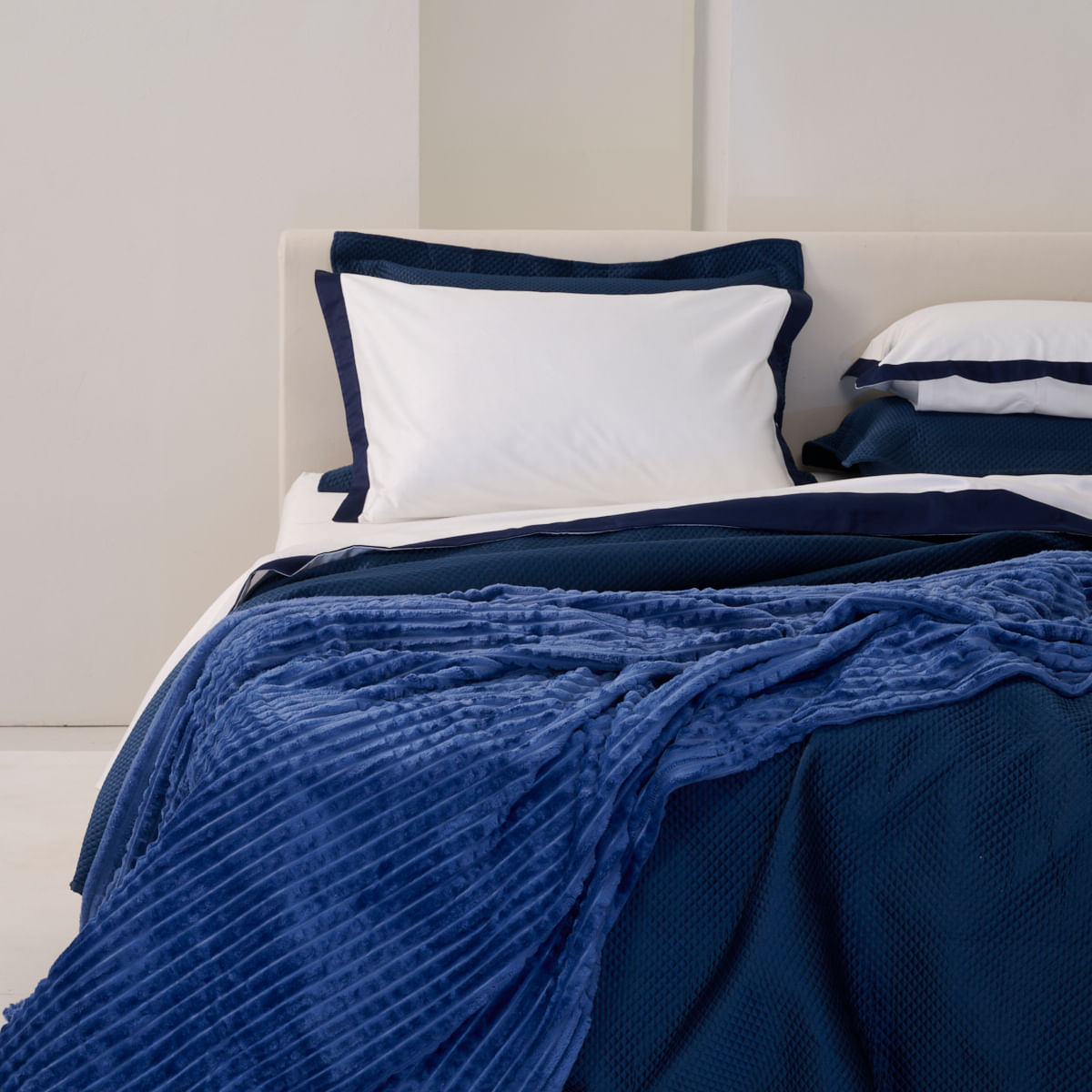 10-01-0419-Colcha-Seraphine-Marinho-001