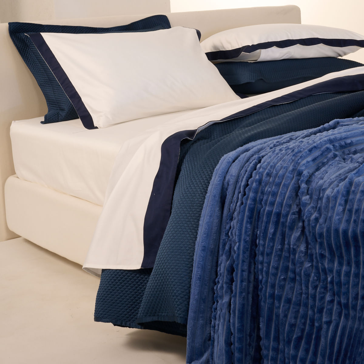 10-01-0419-Colcha-Seraphine-Marinho-002